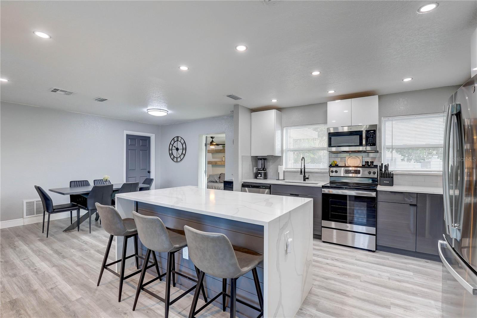 Image 6 of 36 For 8201 Ridge Road