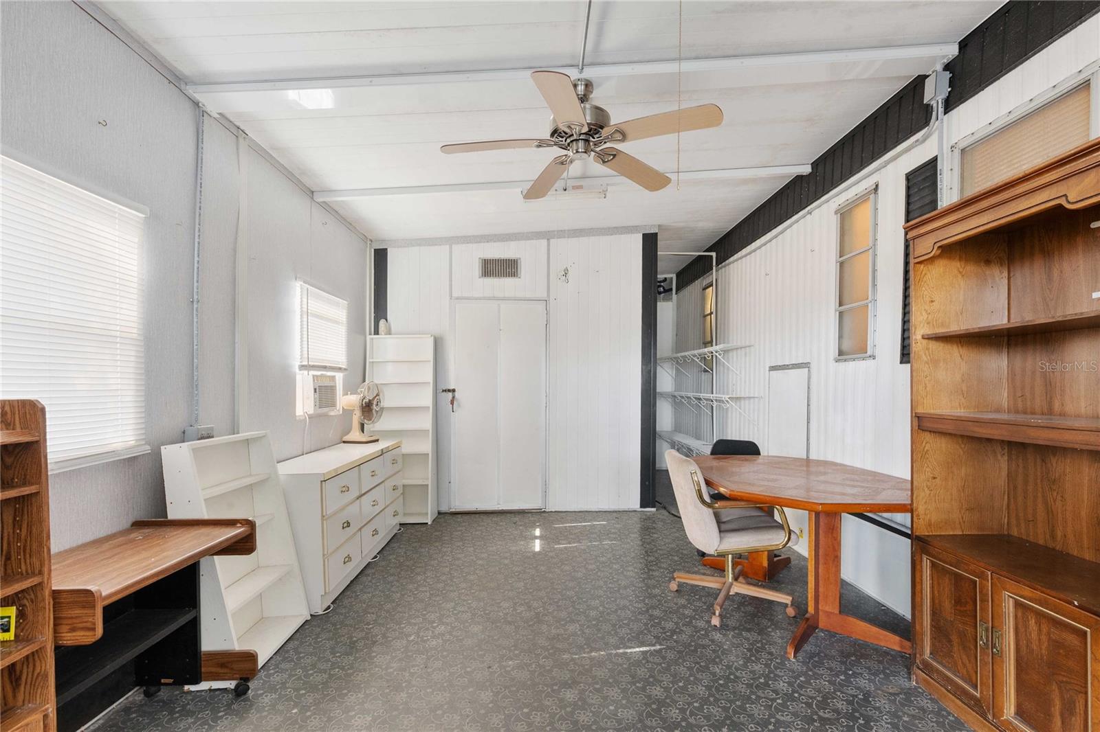 Listing photo id 11 for 5339 Jo Street