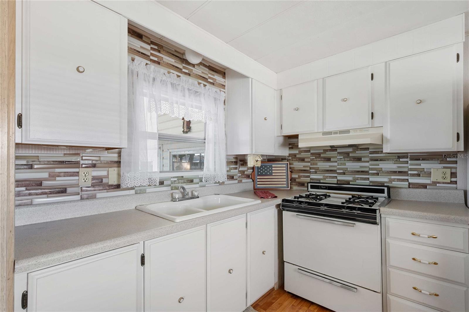 Listing photo id 4 for 5339 Jo Street