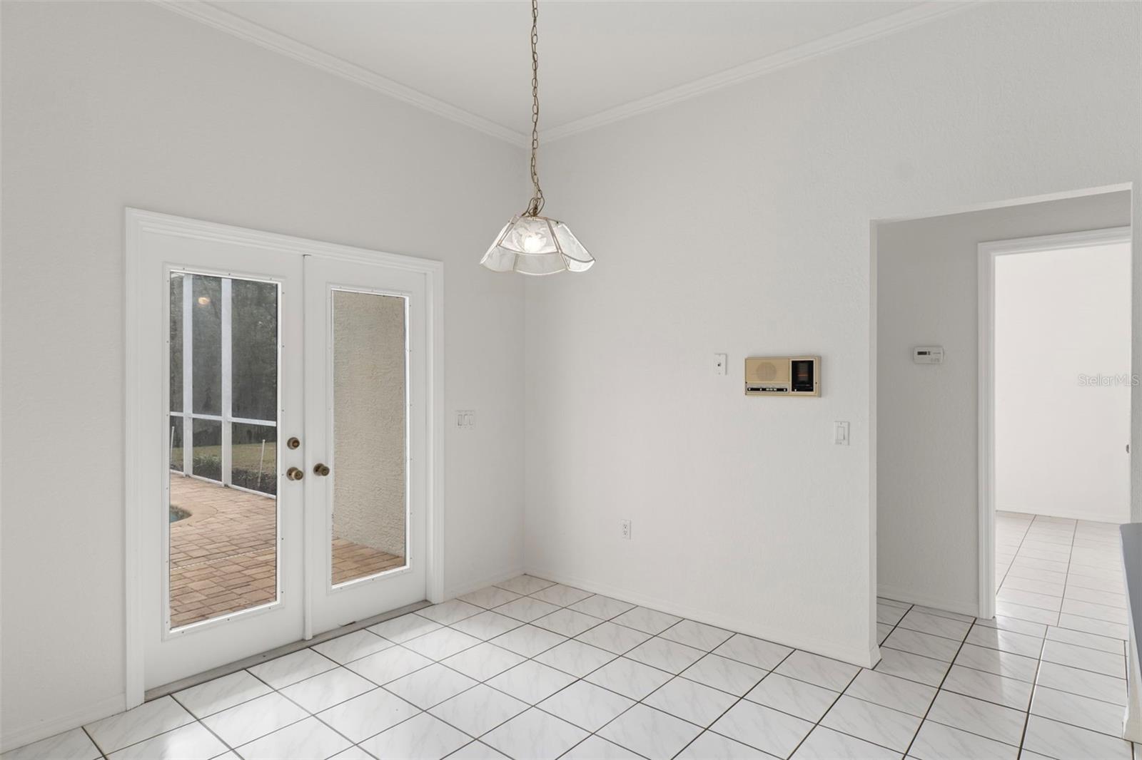 Listing photo id 4 for 2214 Meadow Lark Road