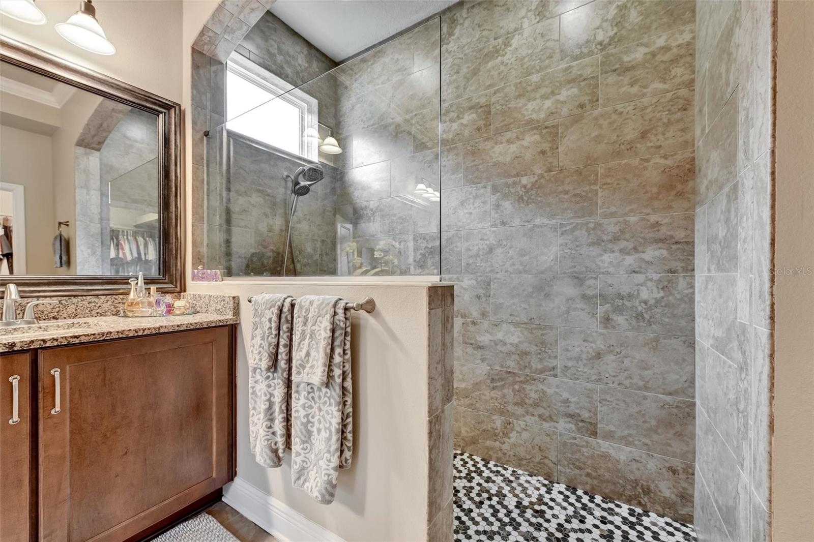 Listing photo id 25 for 2914 Long Bow Way