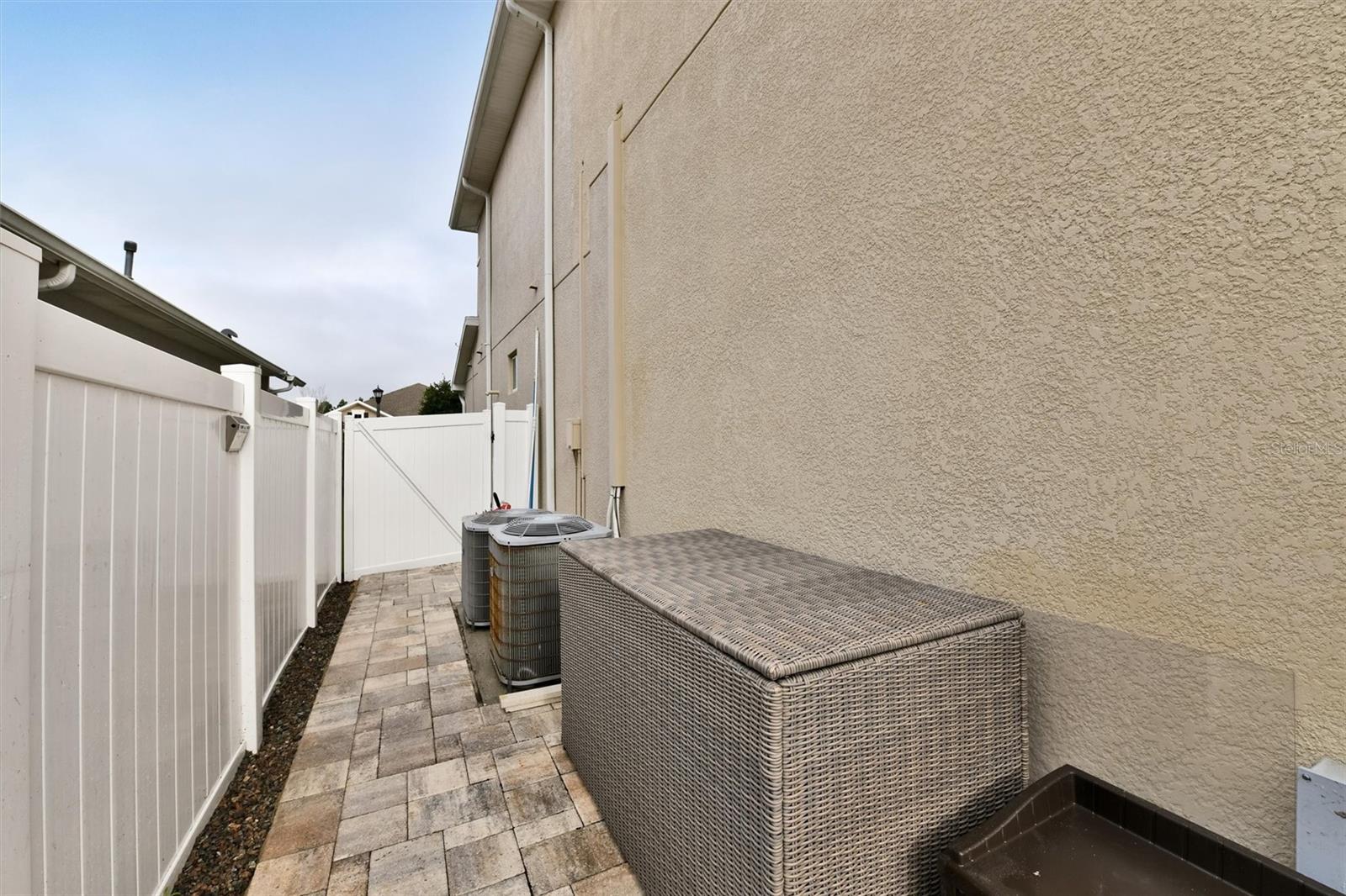 Listing photo id 52 for 2914 Long Bow Way