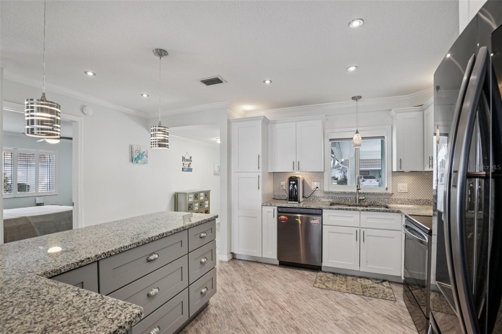 Image 4 of 28 For 2731 Riverbluff Way V-76