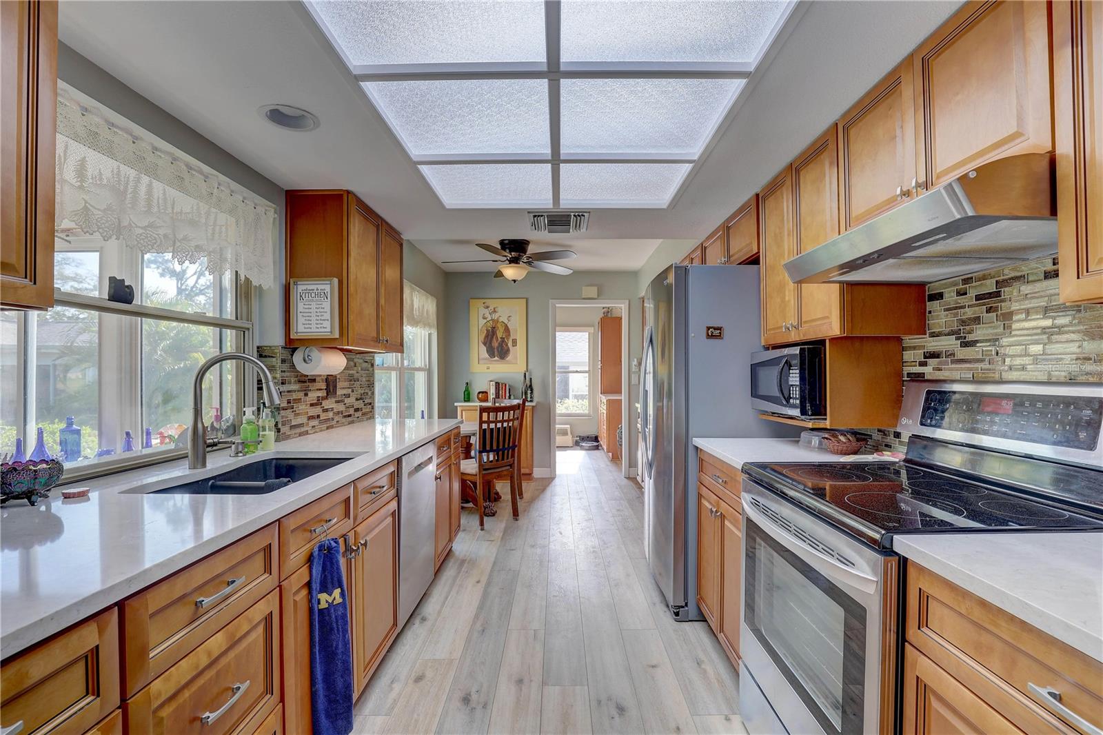 Listing photo id 9 for 1319 Glengarry Drive