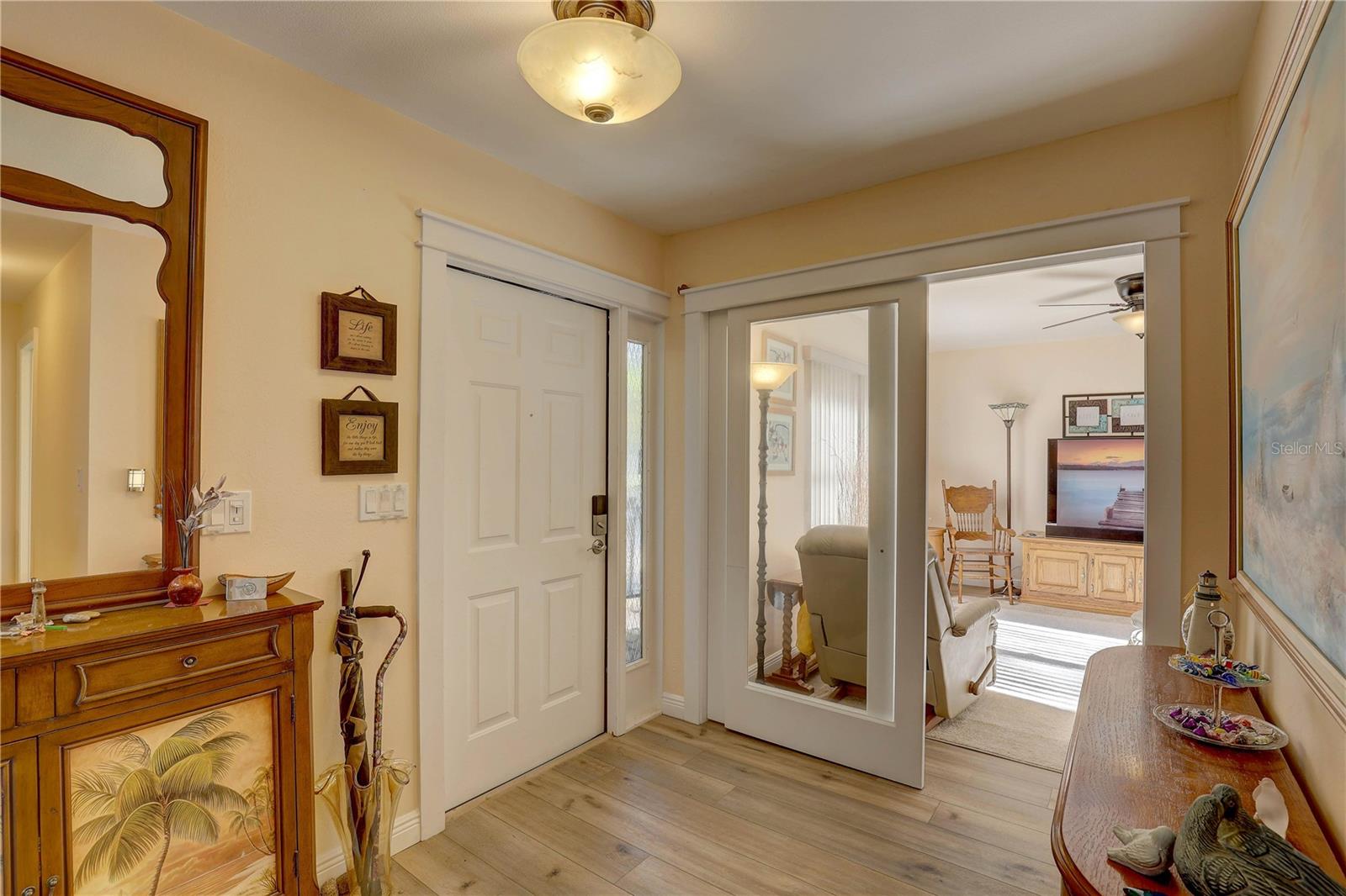 Listing photo id 2 for 1319 Glengarry Drive