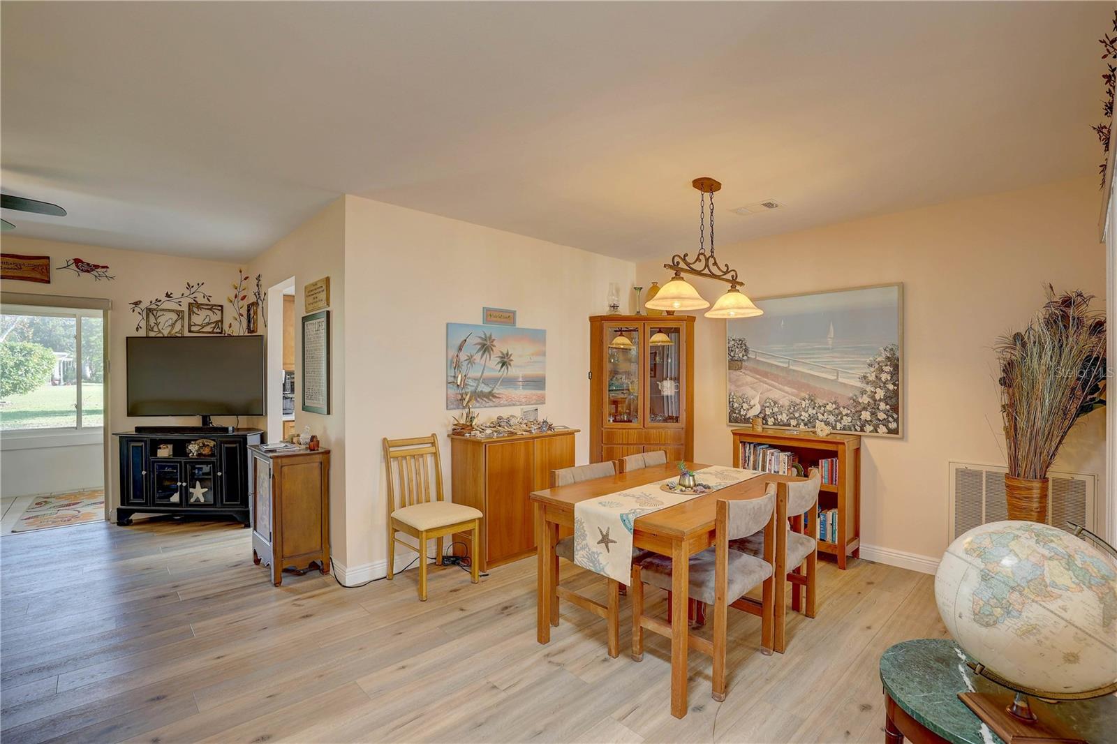 Listing photo id 3 for 1319 Glengarry Drive