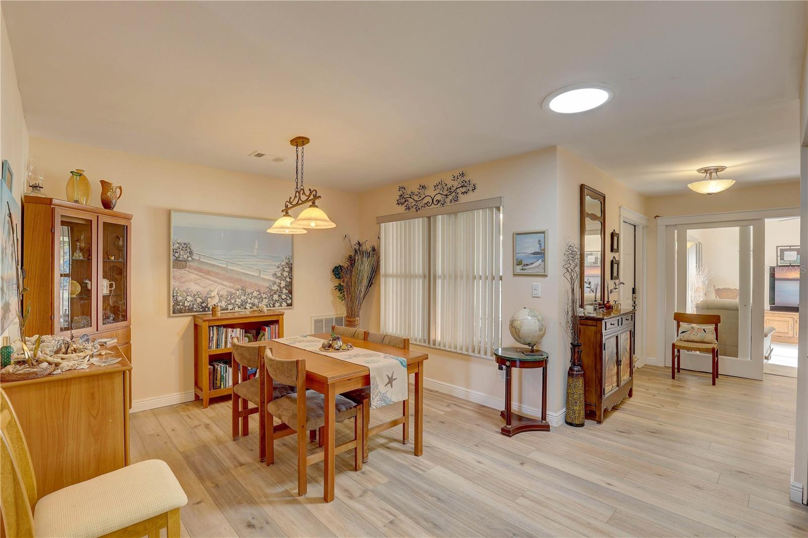 Listing photo id 5 for 1319 Glengarry Drive