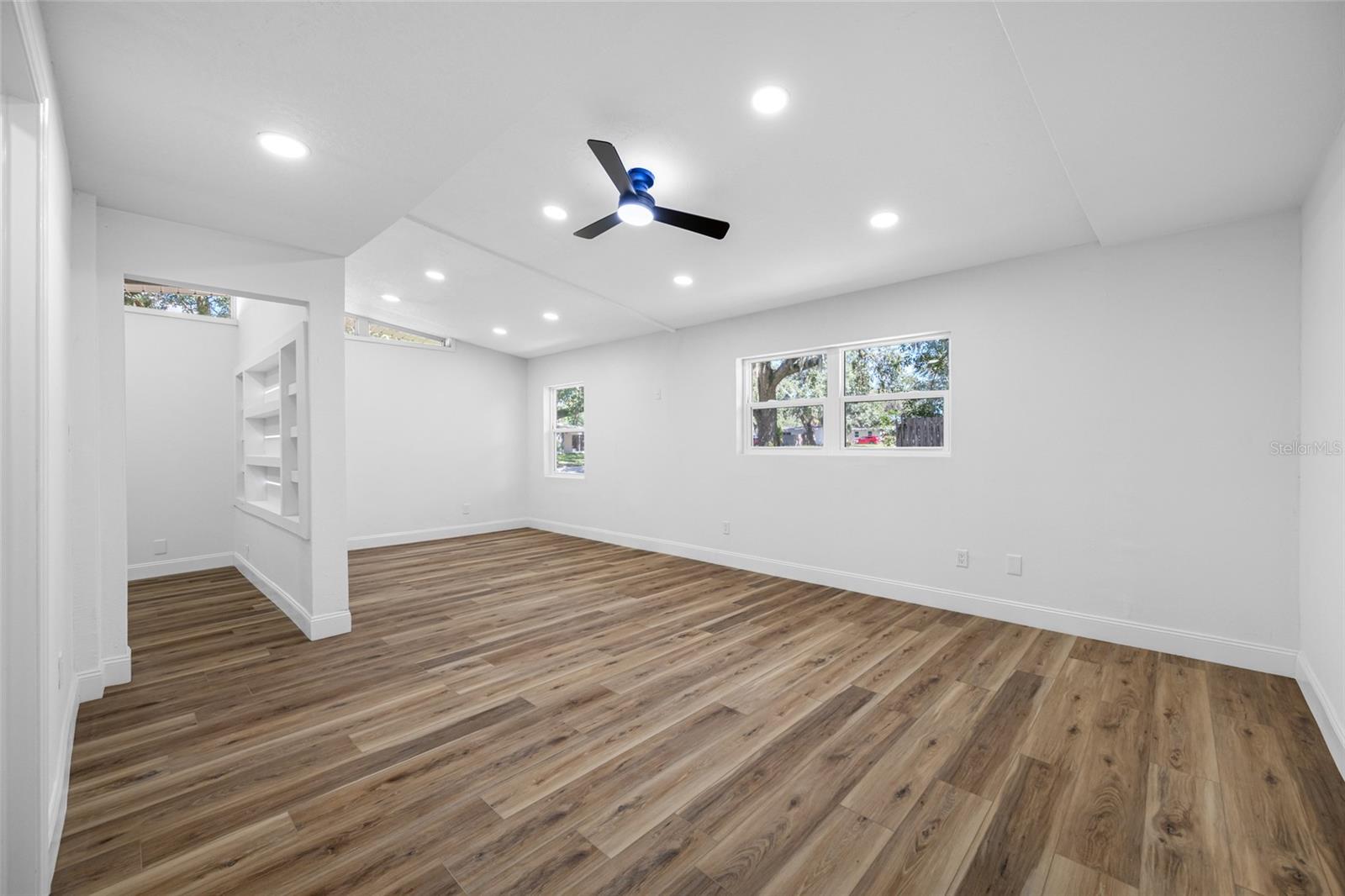 Listing photo id 8 for 810 River Drive