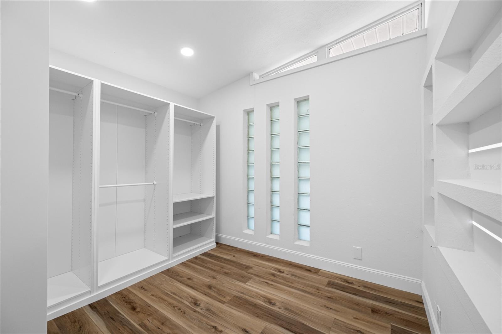 Listing photo id 10 for 810 River Drive