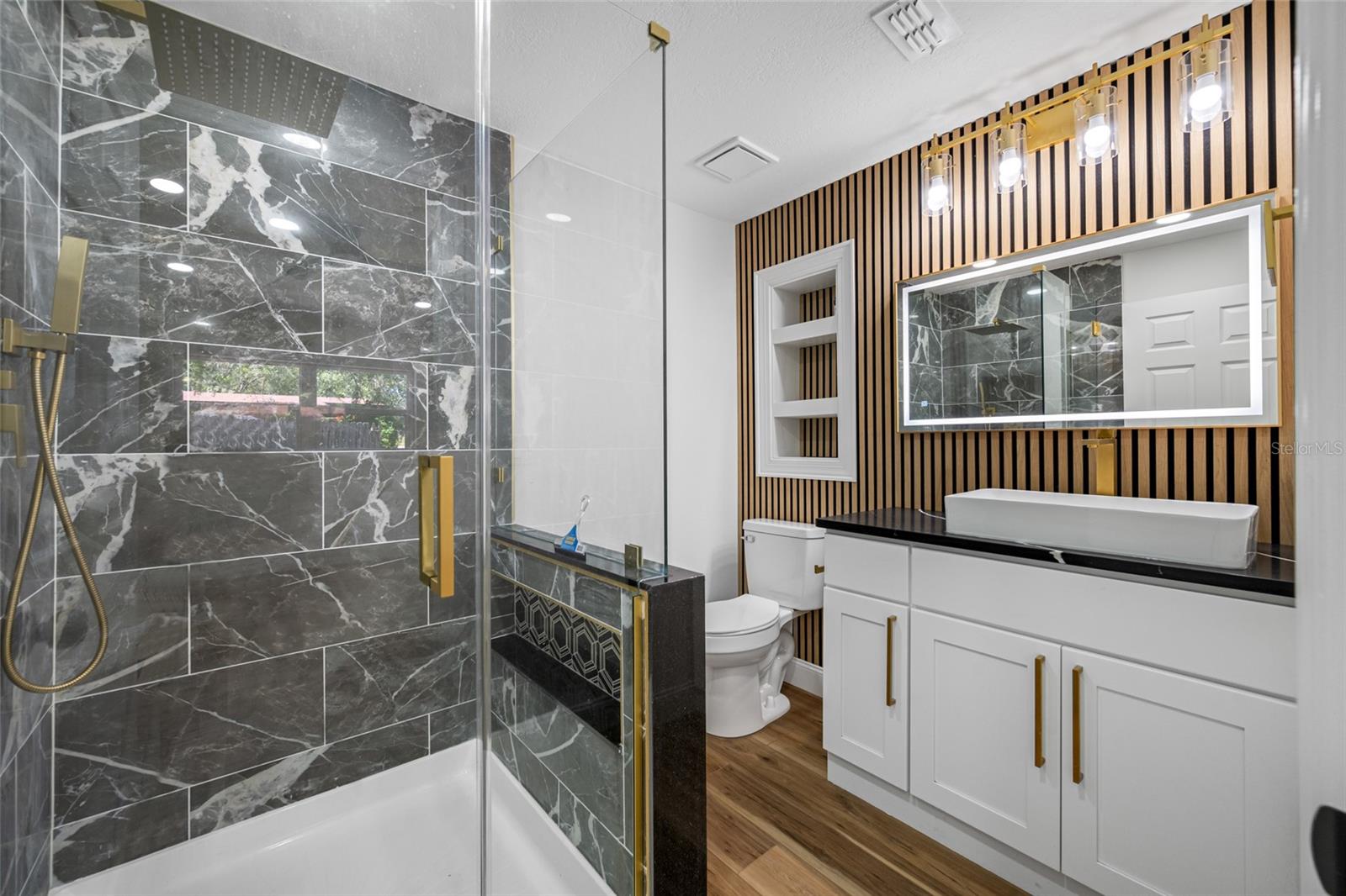 Listing photo id 12 for 810 River Drive