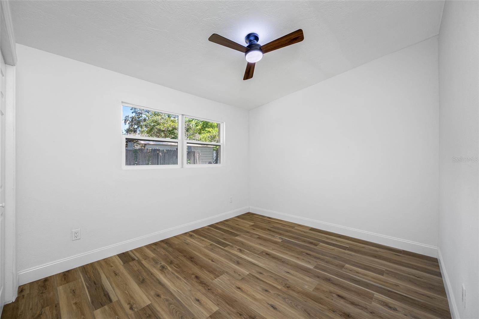 Listing photo id 13 for 810 River Drive