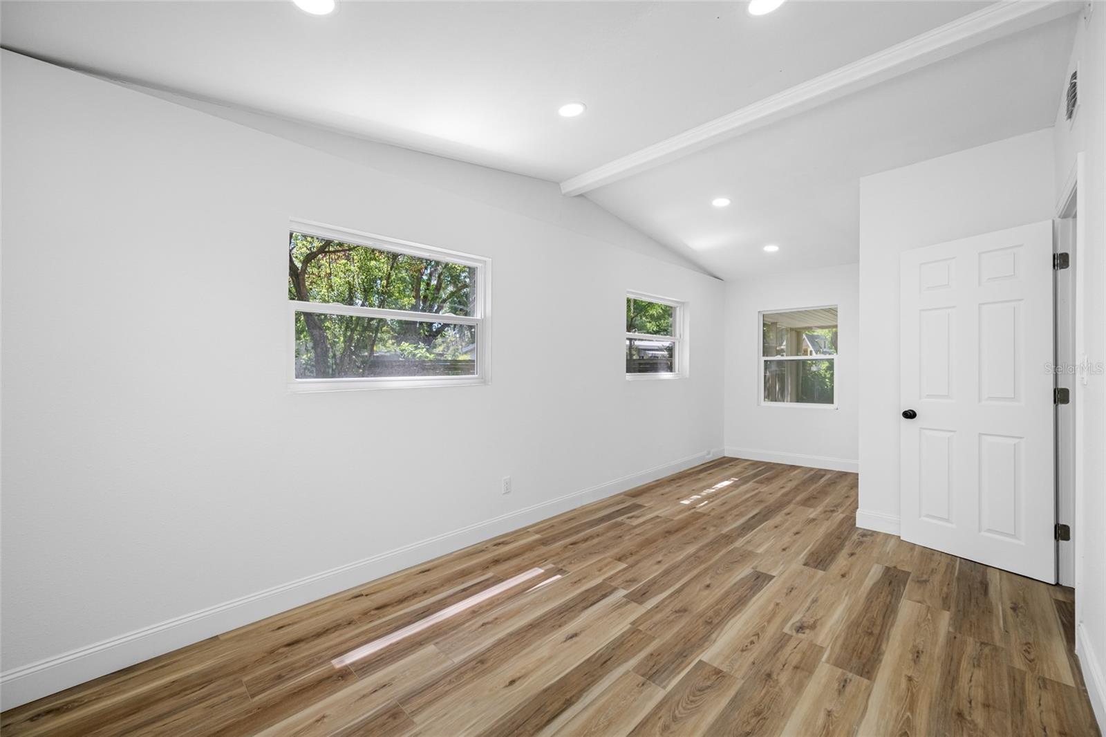 Listing photo id 15 for 810 River Drive