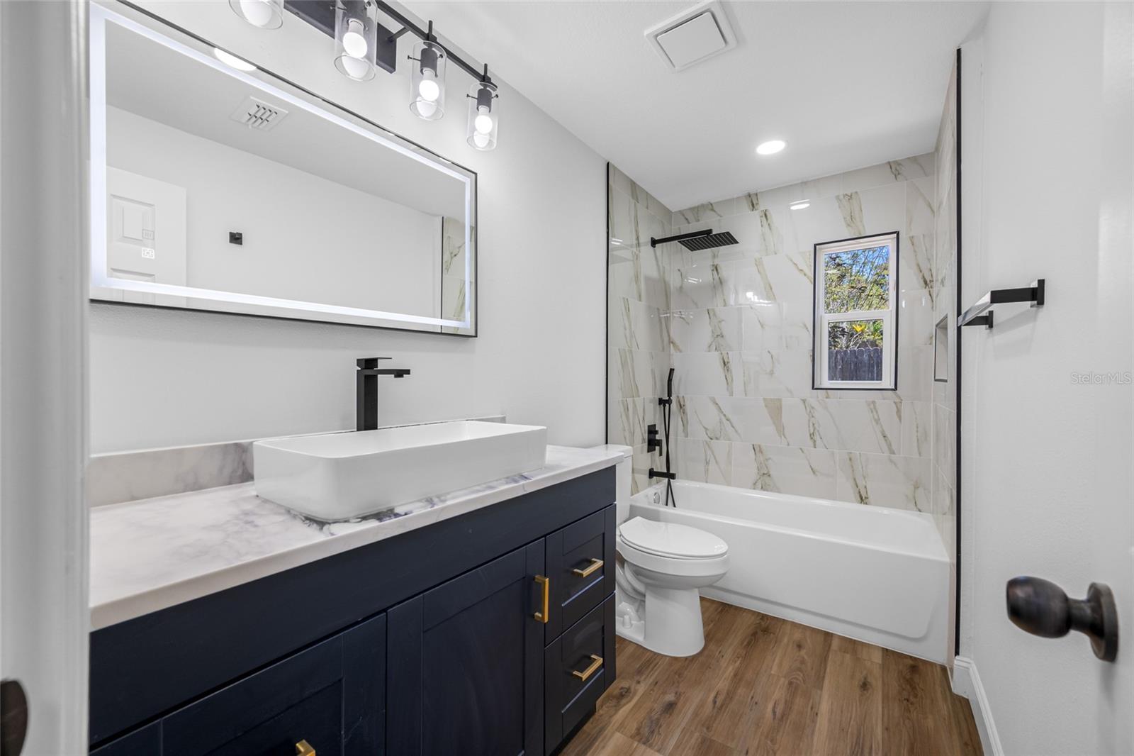 Listing photo id 17 for 810 River Drive