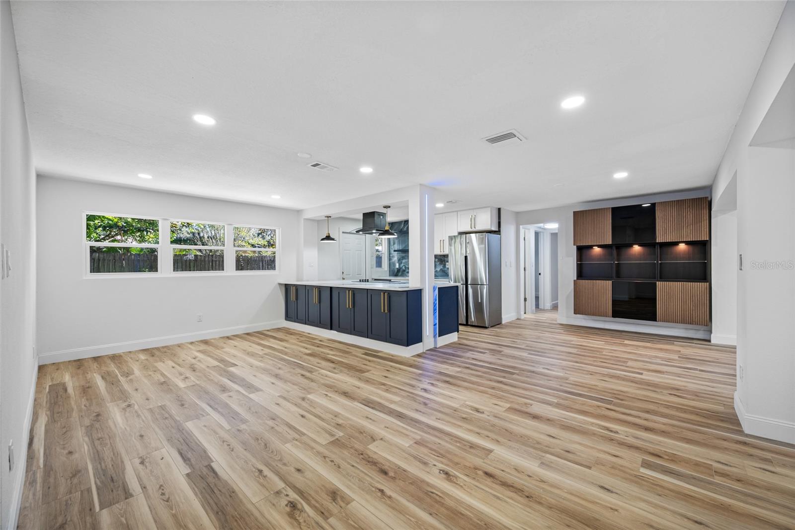 Listing photo id 0 for 810 River Drive