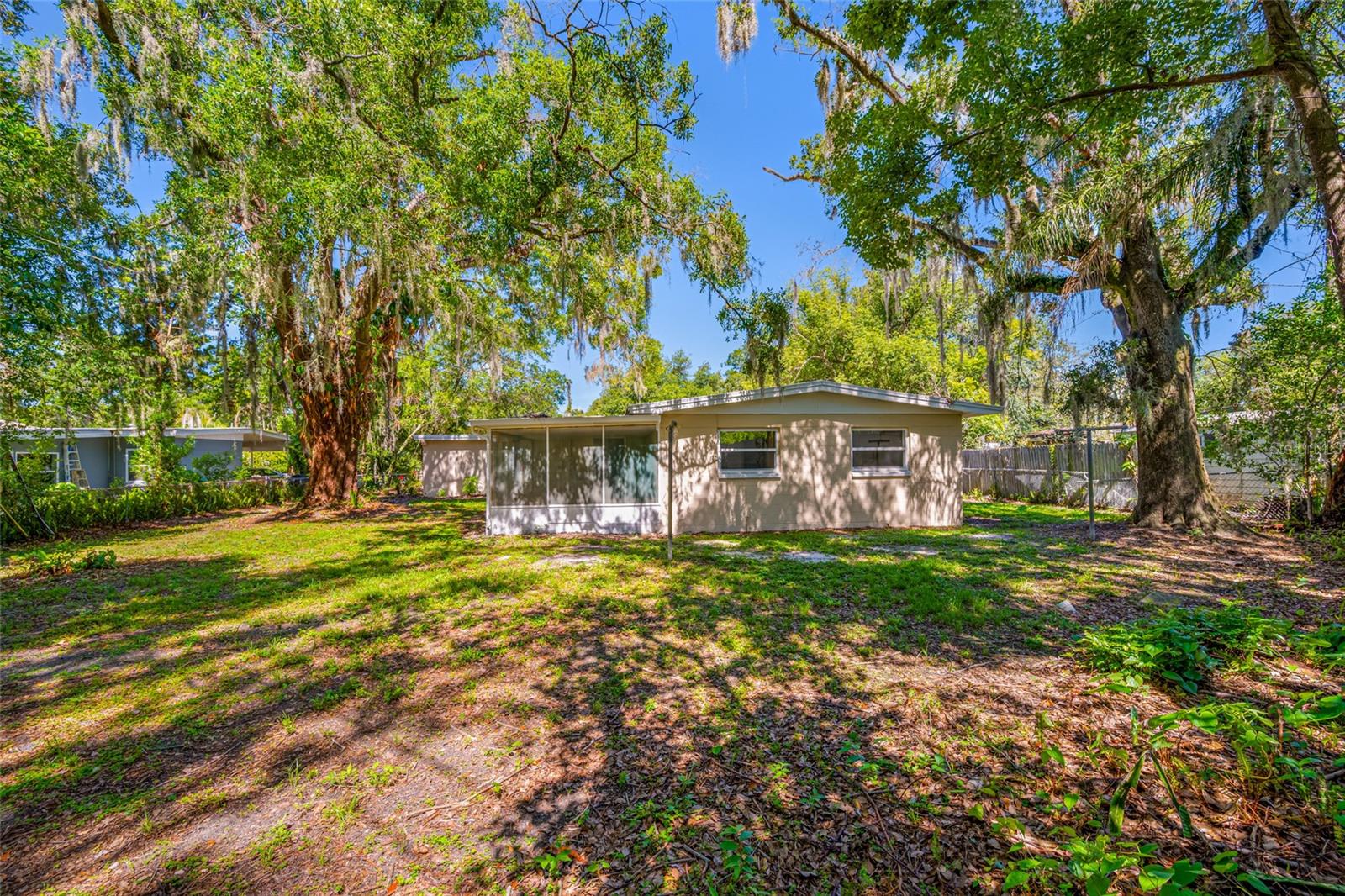 Listing photo id 19 for 810 River Drive