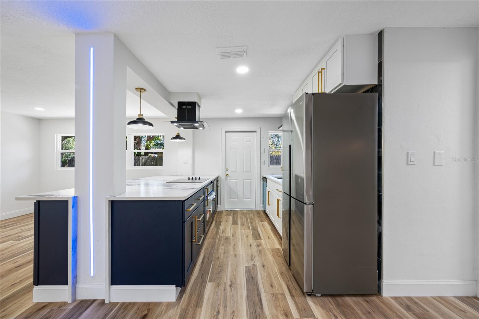 Listing photo id 2 for 810 River Drive