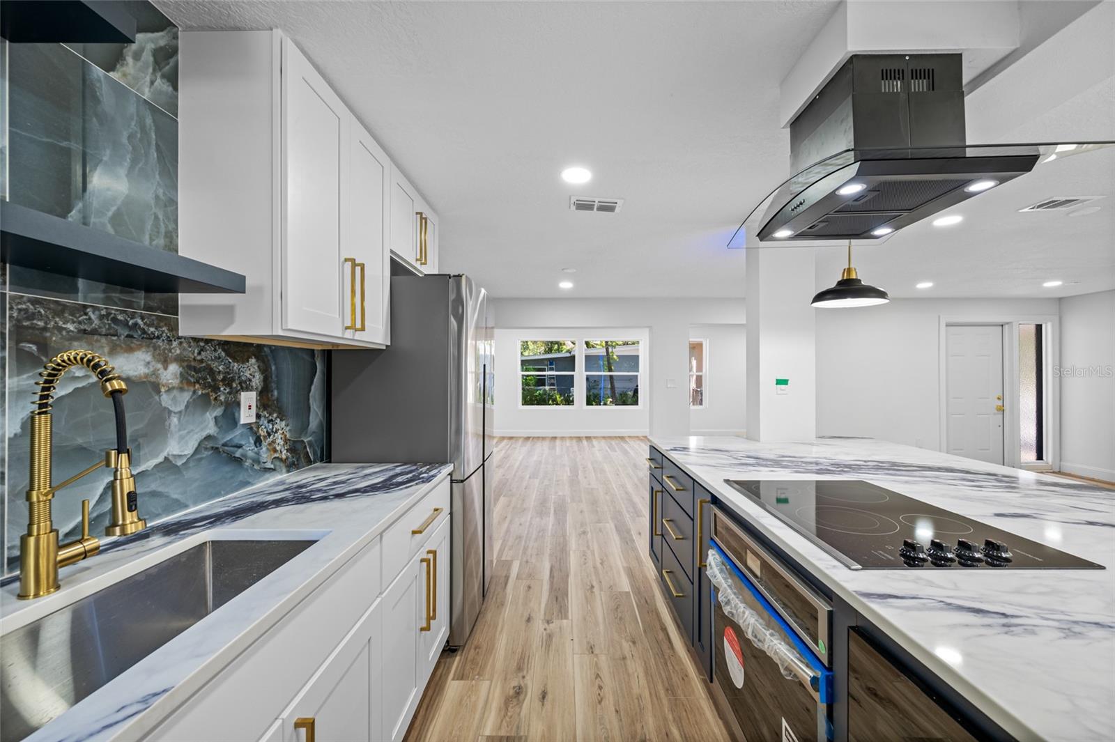 Listing photo id 3 for 810 River Drive