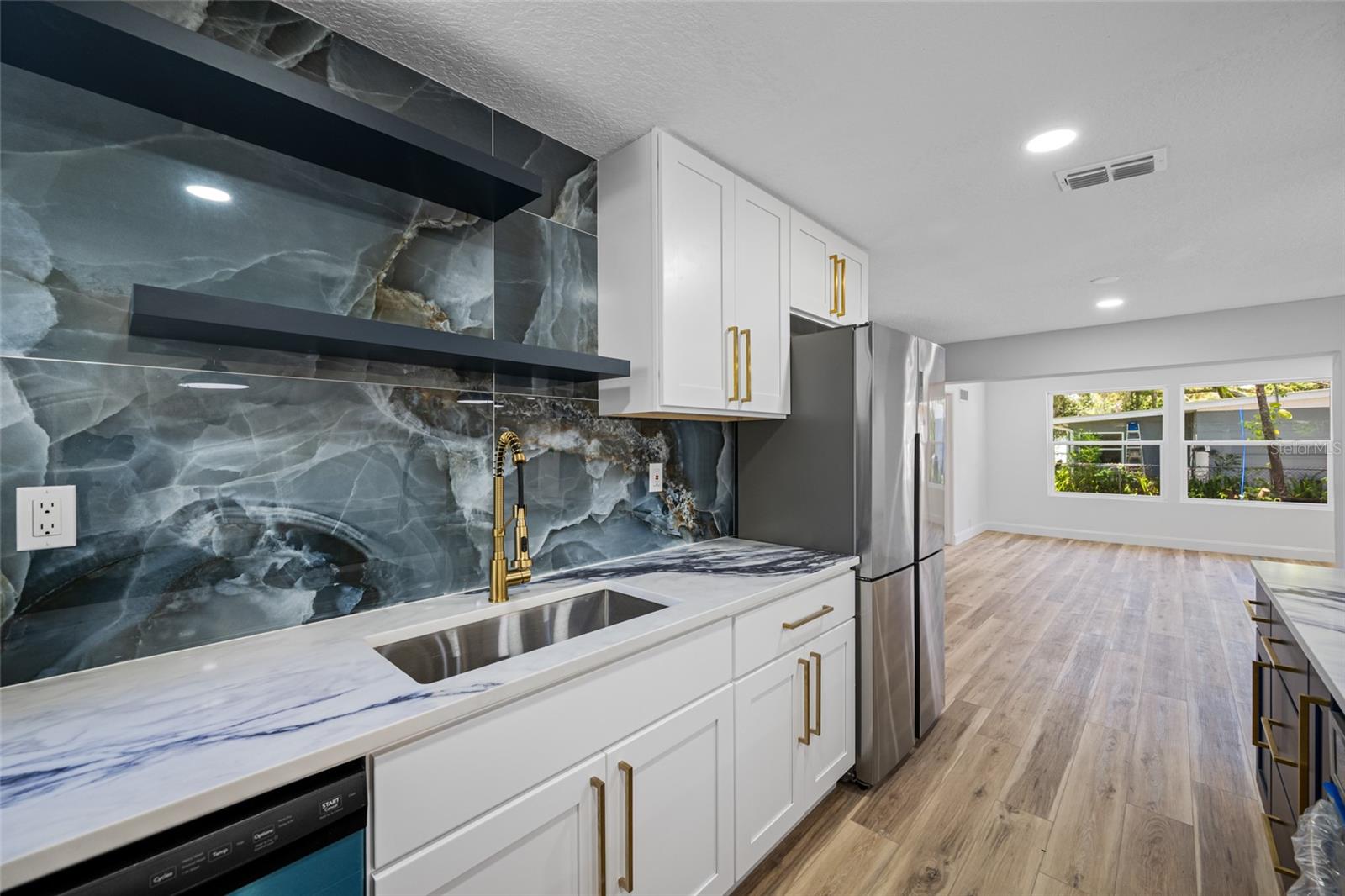 Listing photo id 4 for 810 River Drive