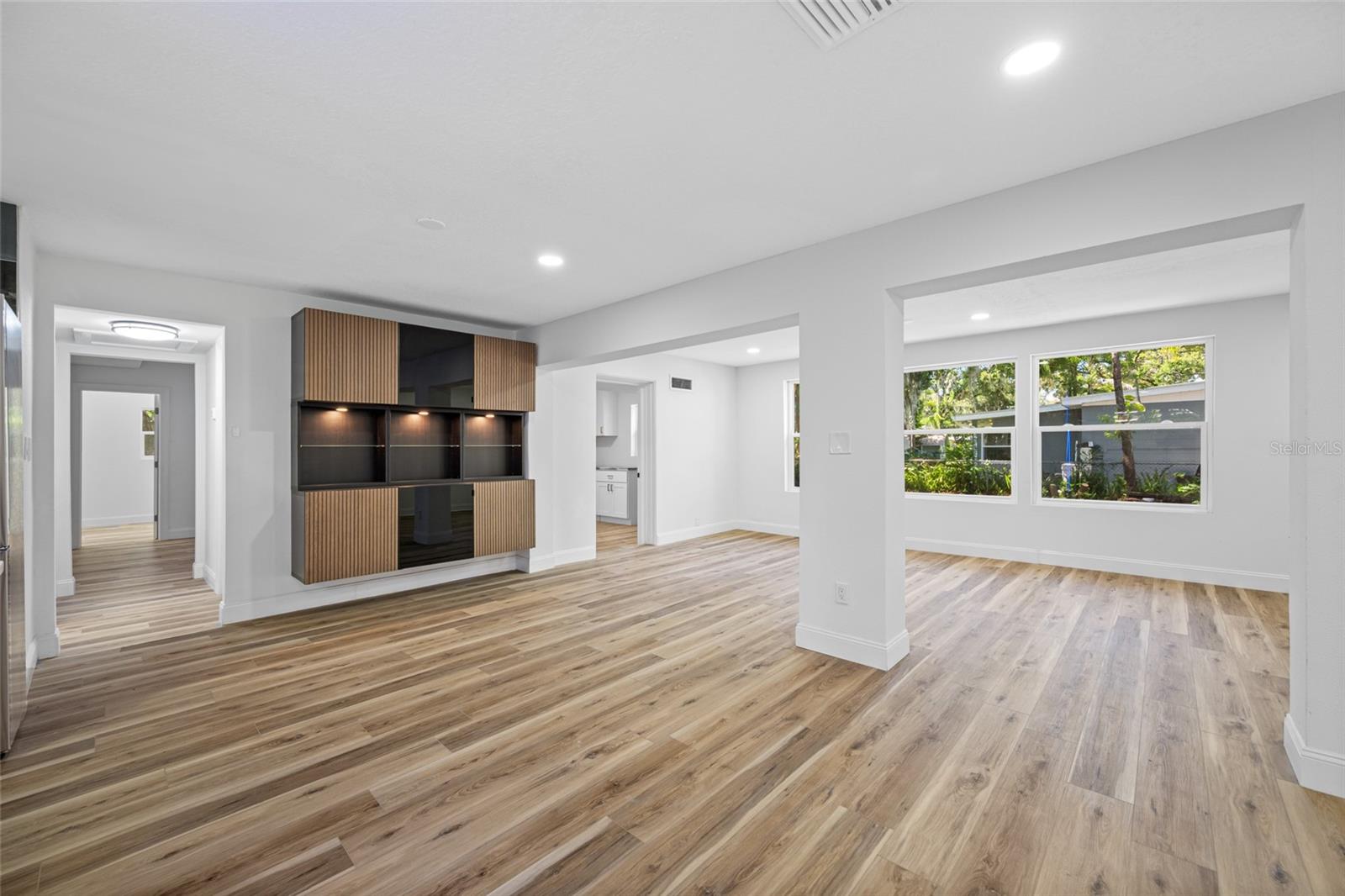 Listing photo id 5 for 810 River Drive