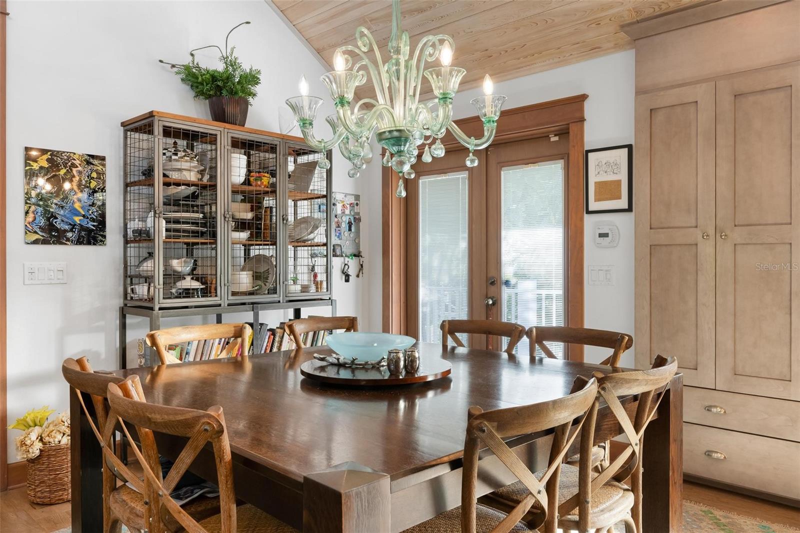 Image 13 of 79 For 213 Oak Avenue