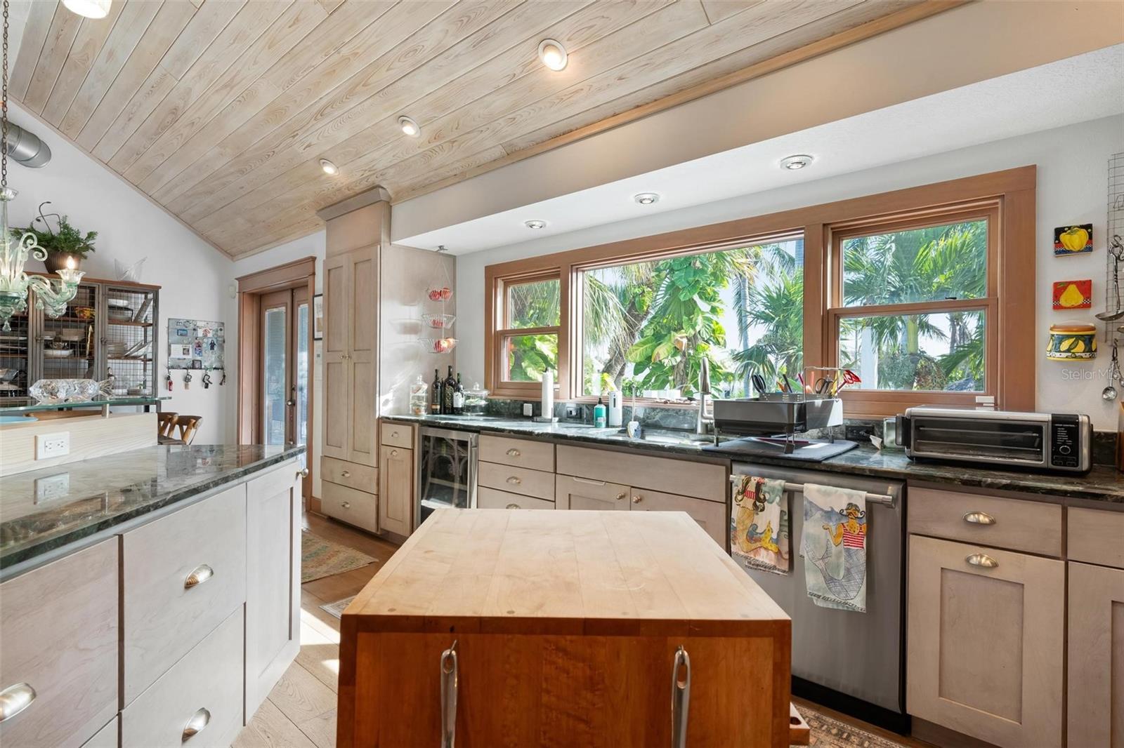 Image 16 of 79 For 213 Oak Avenue