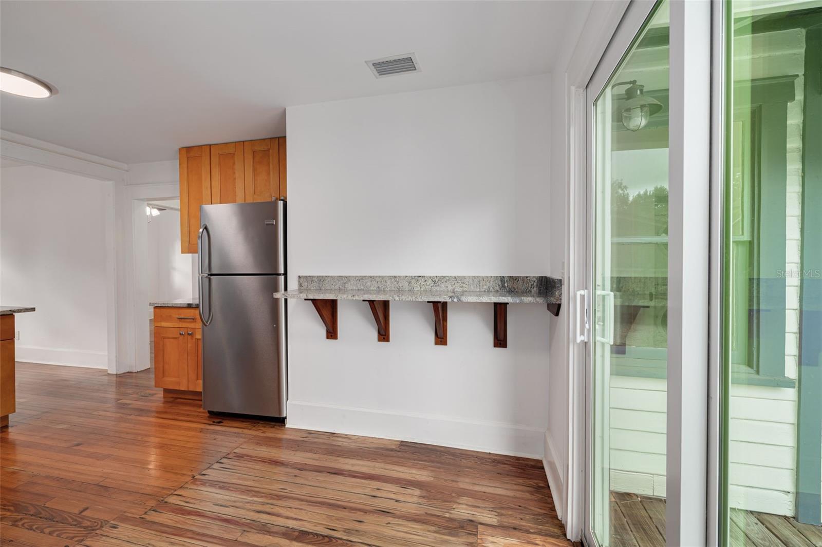 Image 10 of 25 For 3525 Iris Street N