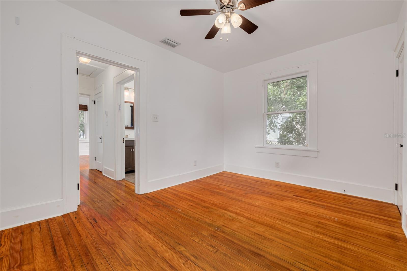 Image 13 of 25 For 3525 Iris Street N