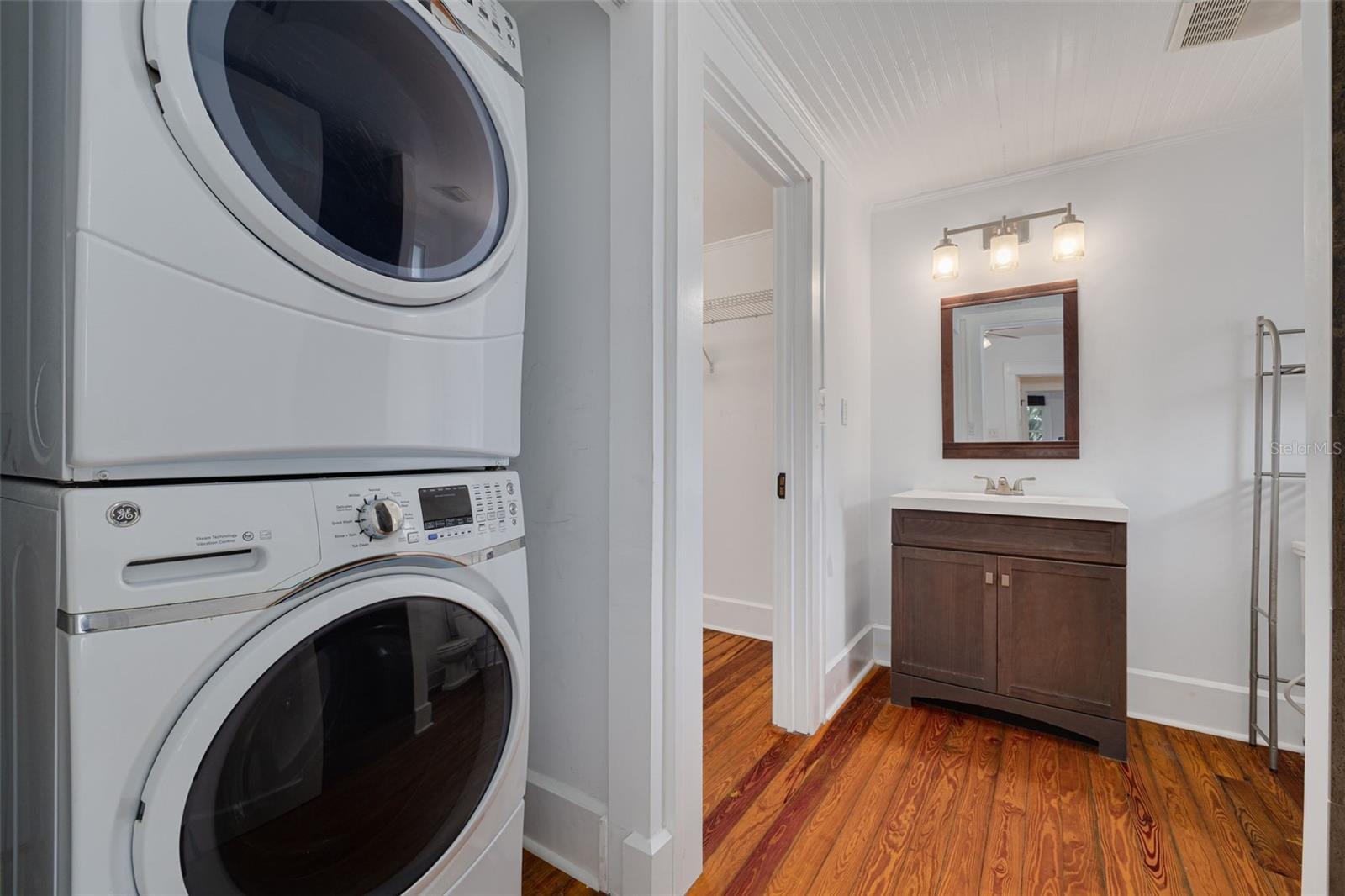 Image 14 of 25 For 3525 Iris Street N