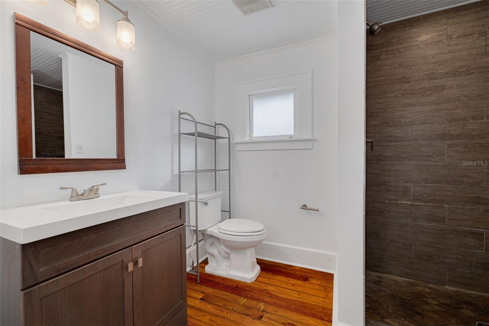 Image 15 of 25 For 3525 Iris Street N