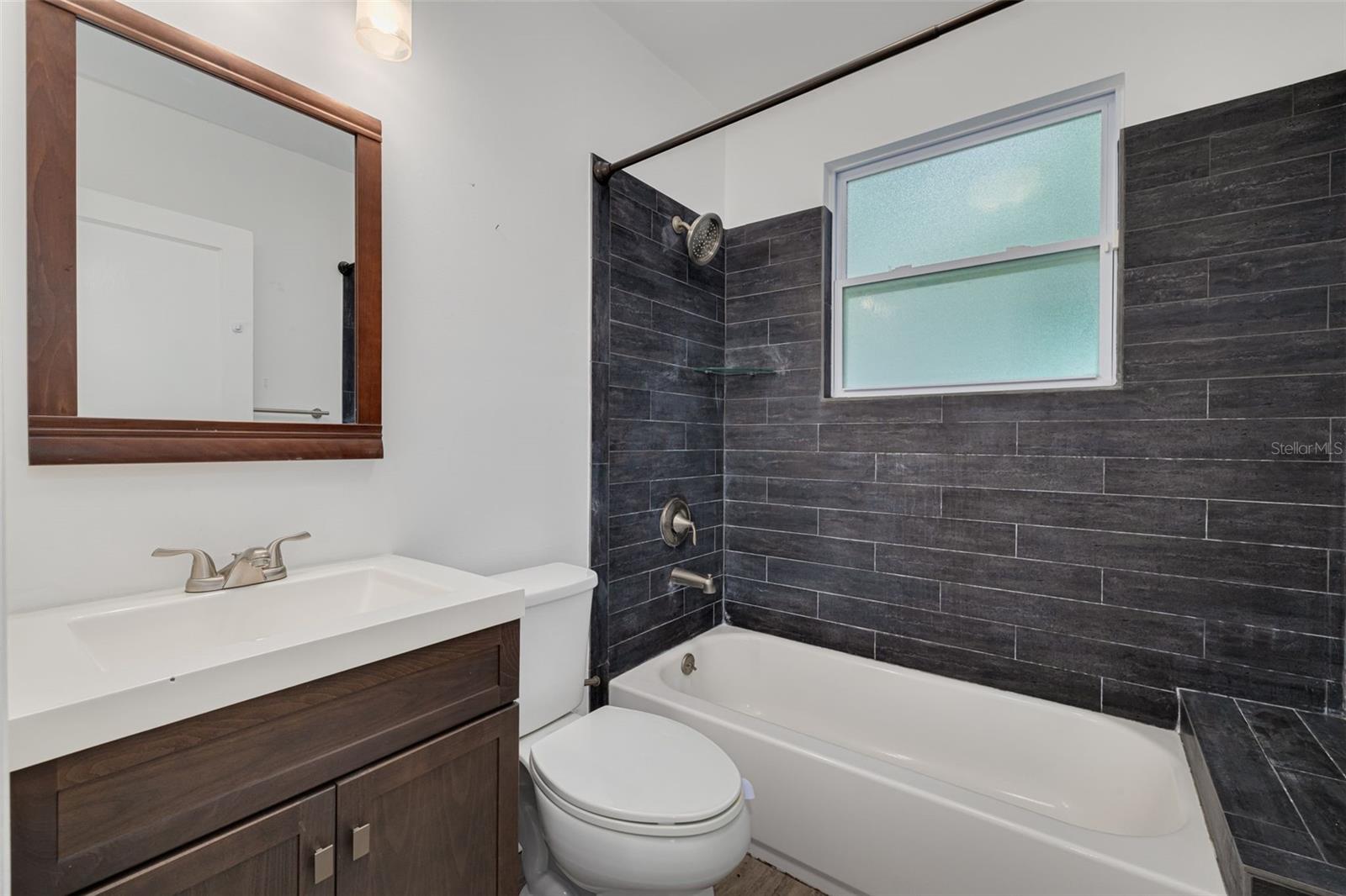 Image 18 of 25 For 3525 Iris Street N