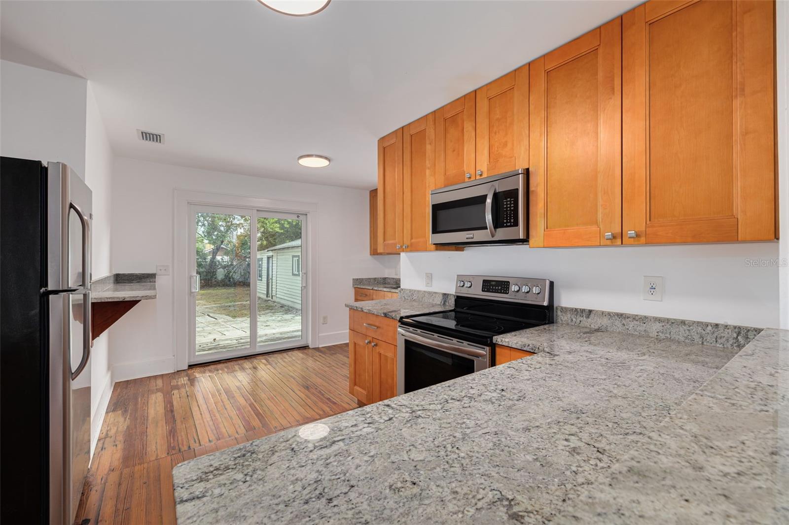 Image 7 of 25 For 3525 Iris Street N