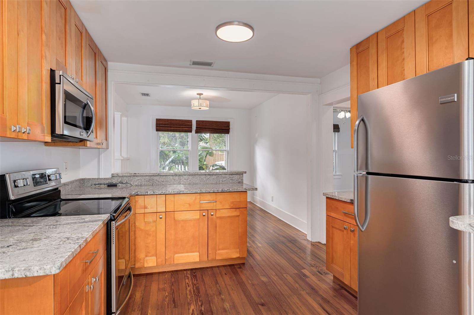 Image 8 of 25 For 3525 Iris Street N