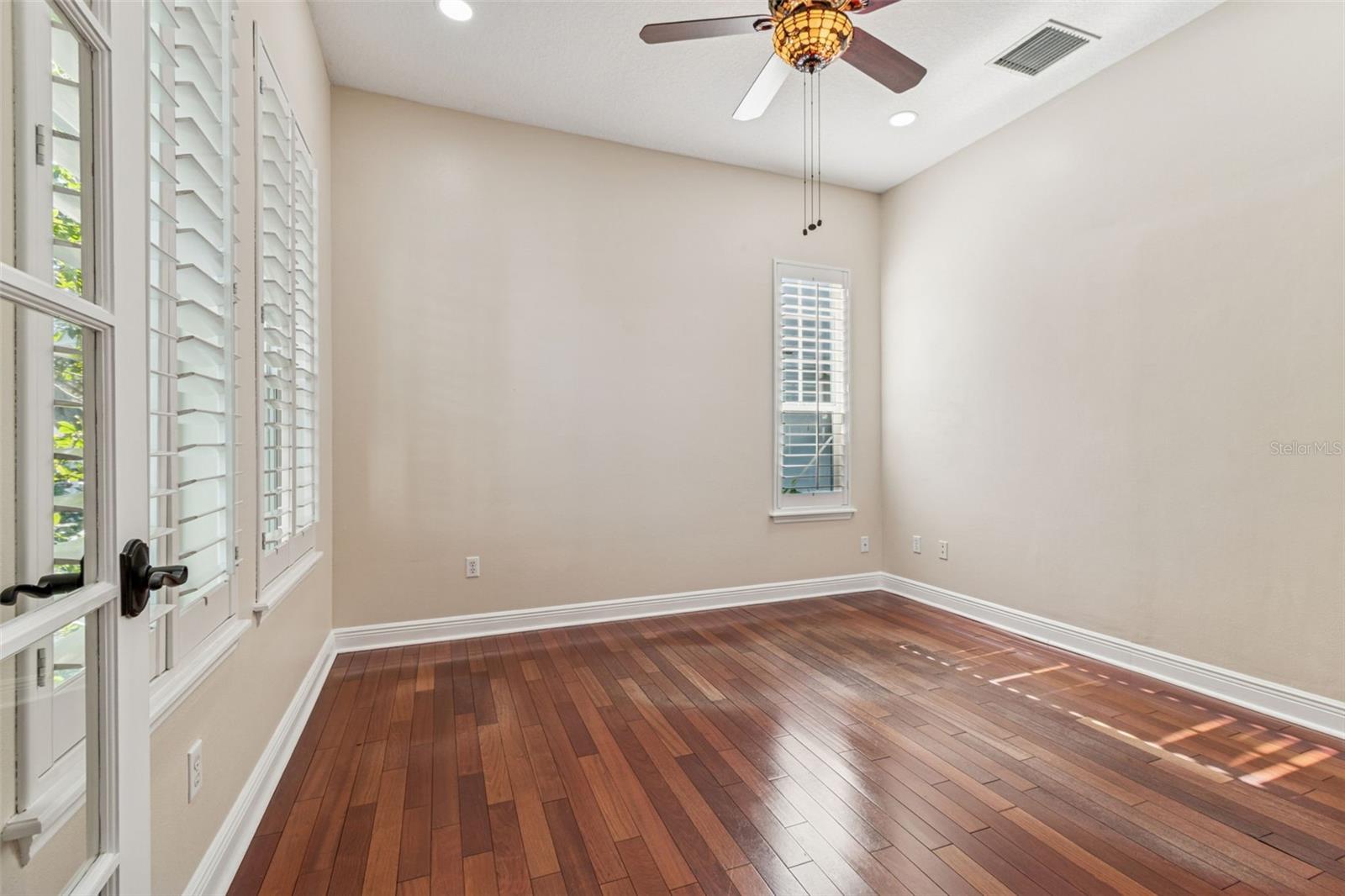 Listing photo id 10 for 8094 Cottonwood Court