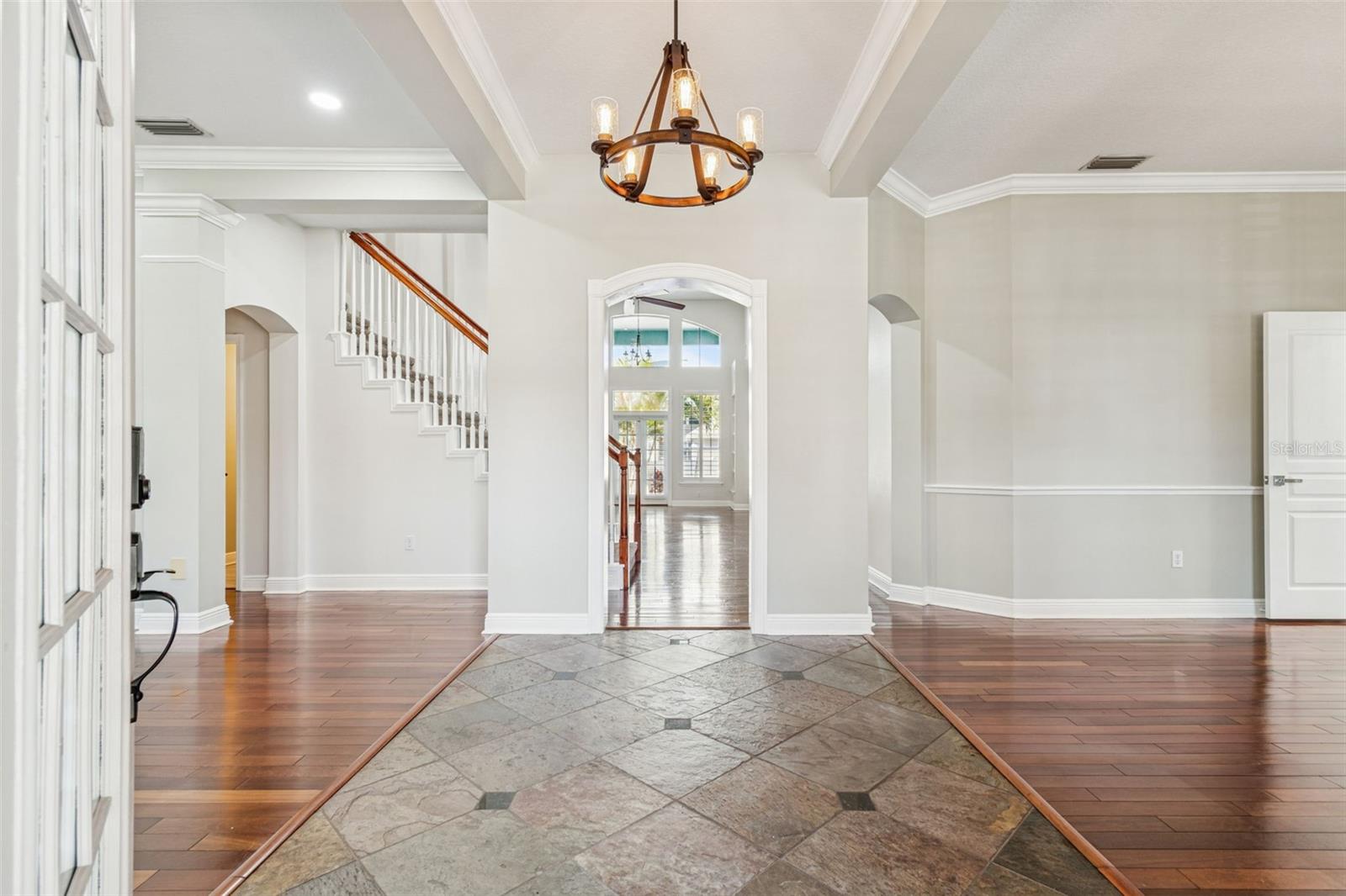 Listing photo id 3 for 8094 Cottonwood Court