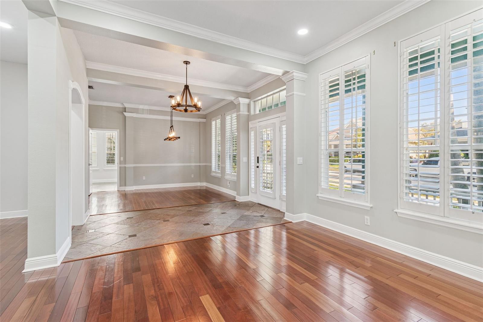 Listing photo id 5 for 8094 Cottonwood Court