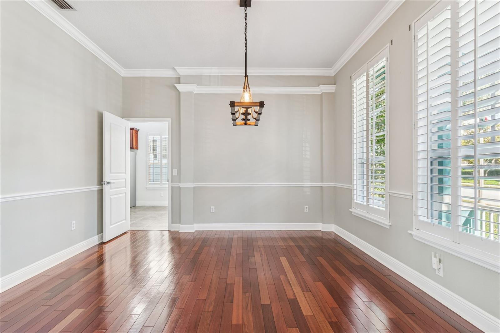 Listing photo id 6 for 8094 Cottonwood Court