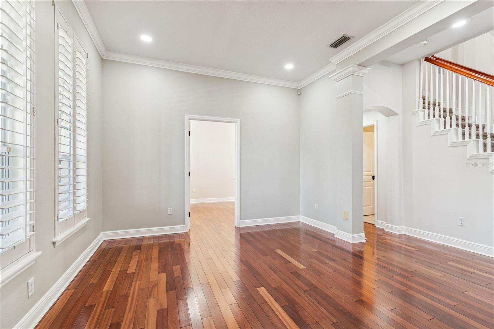 Listing photo id 7 for 8094 Cottonwood Court