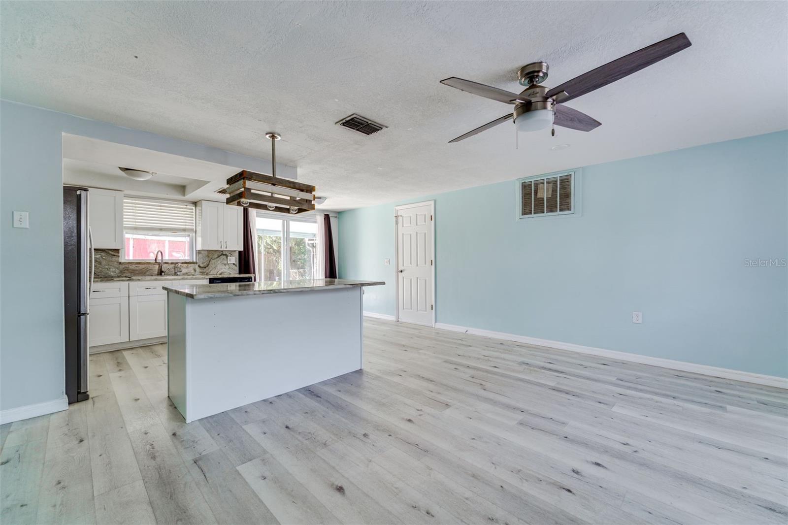 Listing photo id 3 for 7404 Princeton Drive