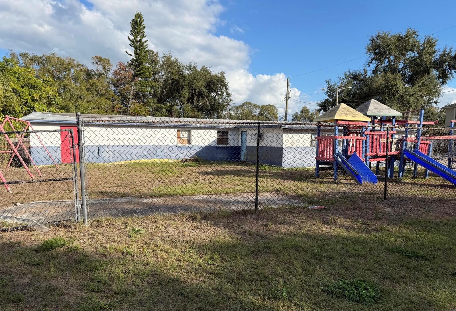 Listing photo id 3 for 6716 Macdill Avenue