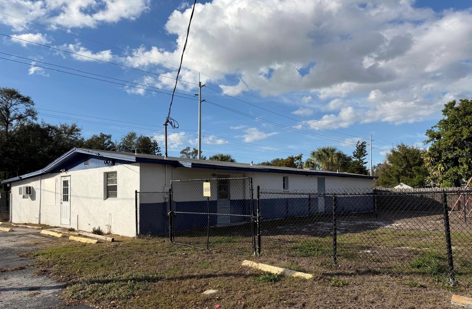 Listing photo id 4 for 6716 Macdill Avenue