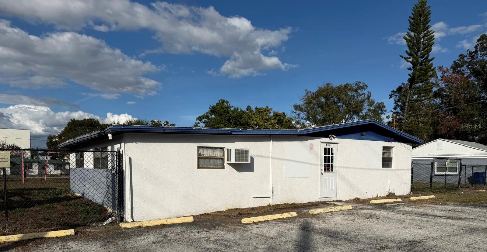 Listing photo id 7 for 6716 Macdill Avenue