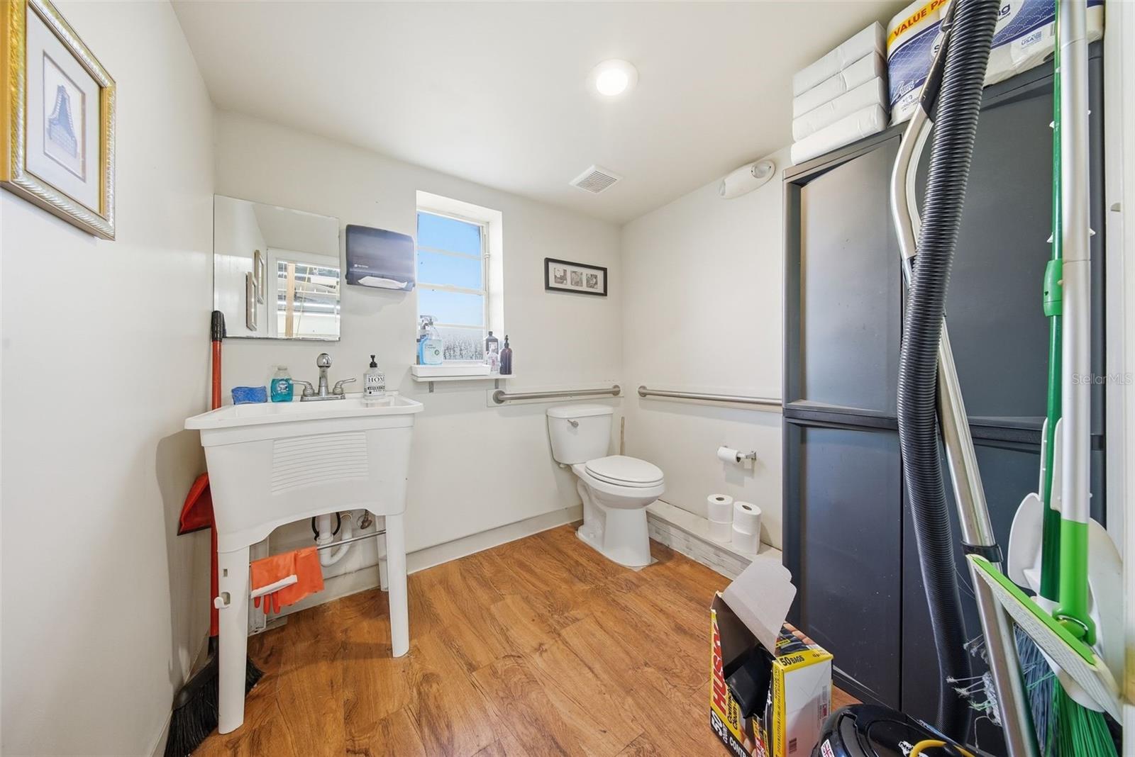 Image 18 of 46 For 16415 Florida Avenue