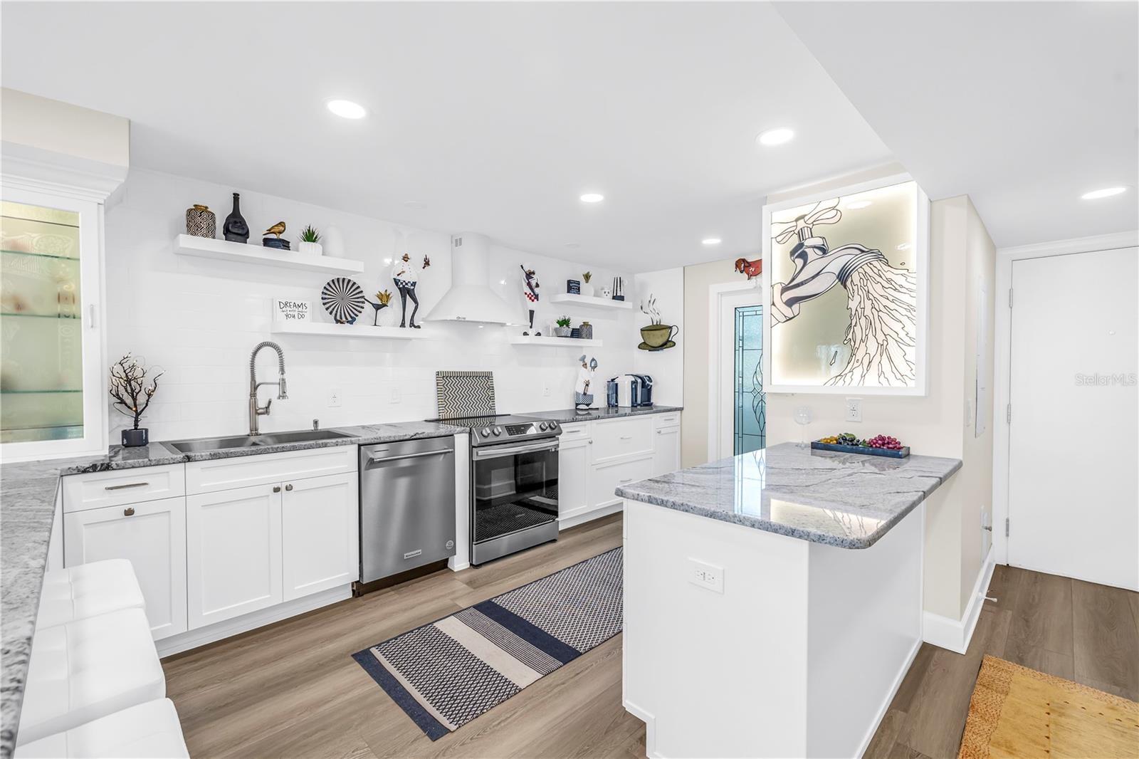 Image 7 of 52 For 15462 Gulf Boulevard 1006