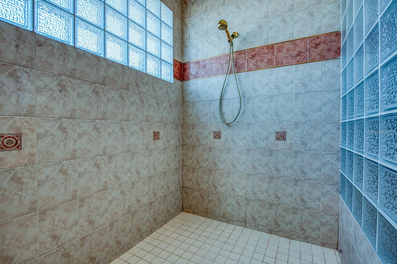 Image 36 of 71 For 2829 Seabreeze Drive S