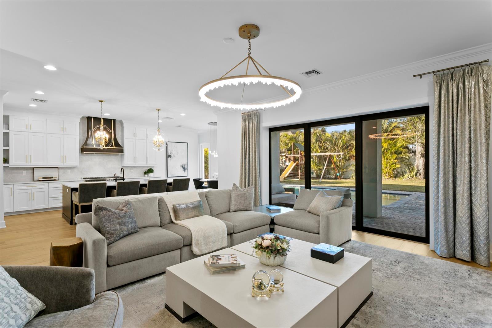 Listing photo id 8 for 4111 Swann Avenue