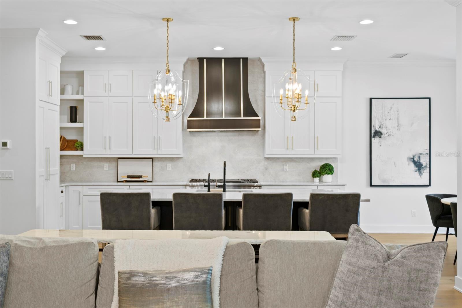 Listing photo id 0 for 4111 Swann Avenue