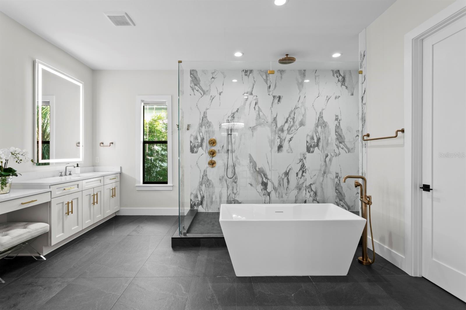 Listing photo id 24 for 4111 Swann Avenue