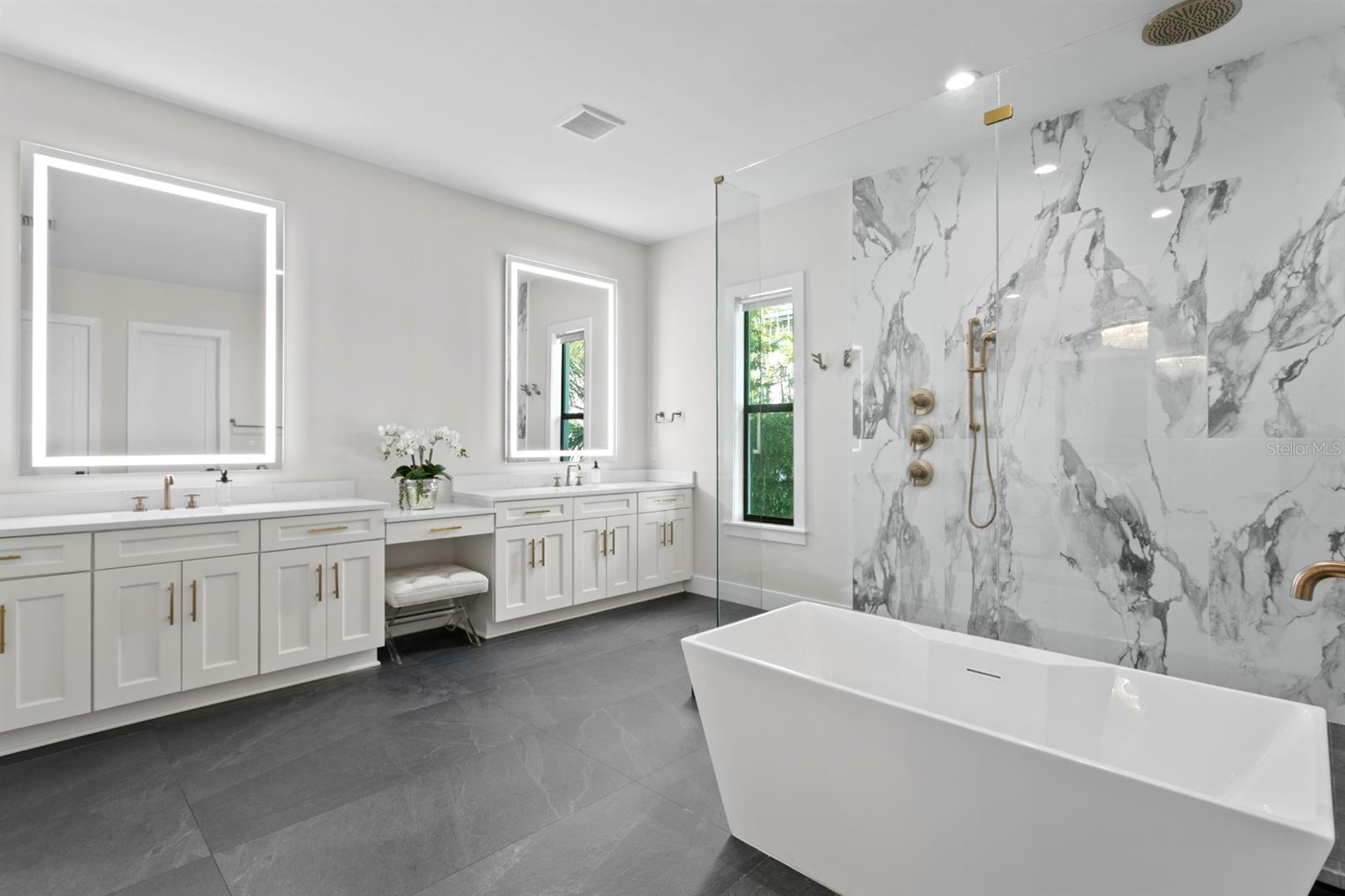 Listing photo id 25 for 4111 Swann Avenue