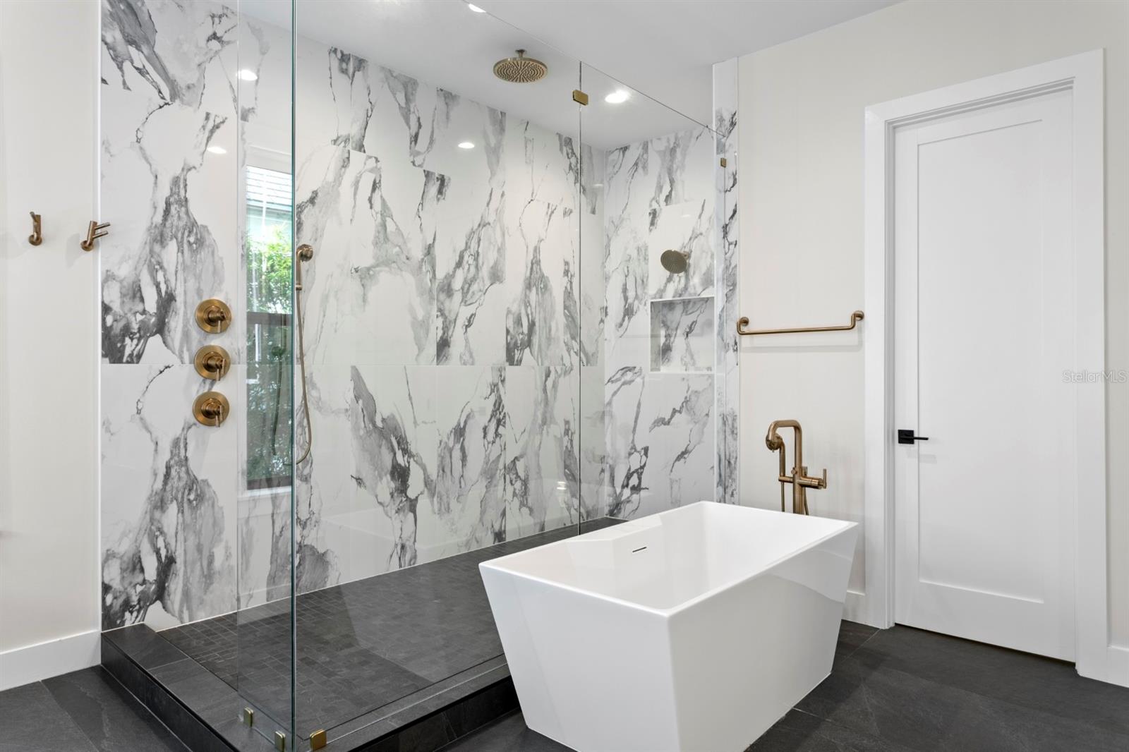 Listing photo id 26 for 4111 Swann Avenue