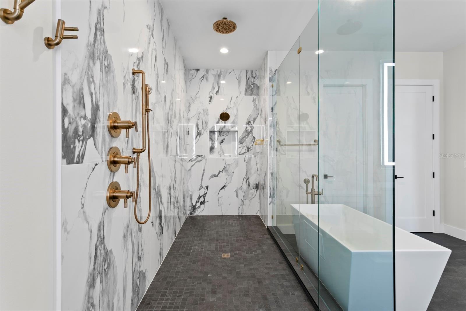 Listing photo id 27 for 4111 Swann Avenue